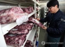 백화점 정육코너 점검하는 서울시 관계자
