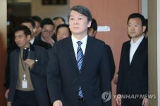 정론관 들어서는 안철수