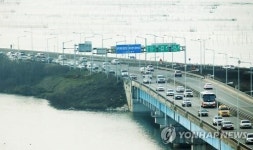 교통량 늘어난 아산만방조제 평택 방면