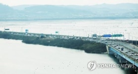 교통량 늘어난 아산만방조제 평택 방면
