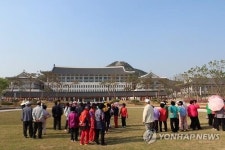 경북도청 새청사 찾은 관람객