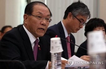 질의에 답하는 황우여 장관