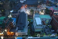 관음전 에워 싼 경찰