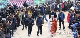 대웅전 향하는 한상균 민주노총 위원장
