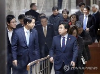 의원총회 마친 새정치민주연합 의원들