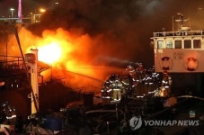 기름배 몰린 부산항 5부두서 화재