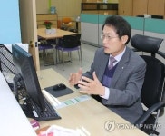 모의 민원서비스 해보는 조희연 교육감
