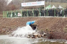 강화도에 쏟아지는 한강물