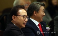 즐거워하는 이명박 전 대통령