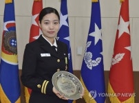 명예해군상 헌신 부문 수상한 이가영 대위