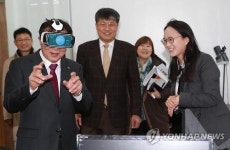 가상현실 체험하는 차성수 구청장