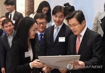 몽골 젊은 세대에게 선물 받는 황 총리