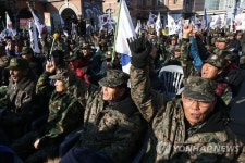 구호 외치는 고엽제전우회원들