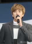 축하 메시지 전하는 산들