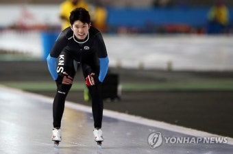 기록 확인하는 김태윤