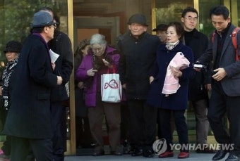 법정 나서는 강제동원 피해자 유족들