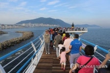 부산 송도해수욕장 겨울도 인기…구름산책로가 효자