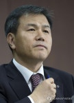 단호한 표정의 이대현 부문장