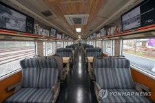 춘천 옛 경춘선 무궁화호 열차 북카페로 변모