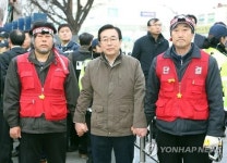부산시장과 손맞잡은 고공농성자들