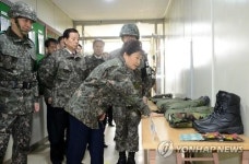 장병 피복 살펴보는 박 대통령
