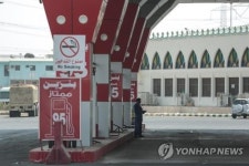 곳간 빈 산유국 물보다 싼 기름값 줄줄이 올린다