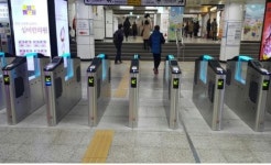 관광객 많은 지하철 명동역에 슬림게이트 설치