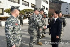 양복완 경기도 부지사, 해병대사령부 위문품 전달
