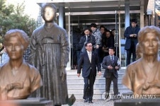 나눔의집 나서는 조태열 외교부2차관