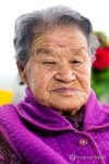 설명 듣는 박옥선 할머니