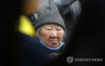 추모공연 바라보는 길원옥 할머니