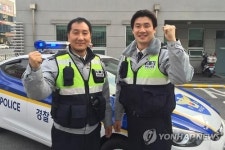 주유소옆 고물상서 연기가 경찰관 대형화재 막아