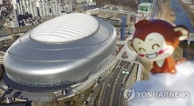 스카이돔 위로 날아가는 원숭이