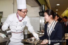 신한은행광교점구내식당 | 떡국 배식하는 조용병 신한은행장
