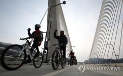 자전거 타고 BRT 도로를 씽씽