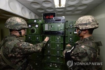 대북확성기 장비 조작하는 장병