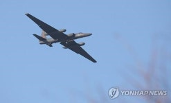 선회하는 고고도 정찰기 U-2