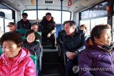 군수실로 변신한 장날 군내버스