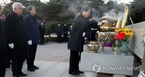 故 김대중 대통령 묘역 참배하는 안철수
