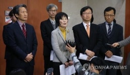 질문에 답하는 조은 위원장