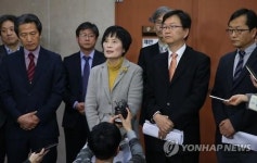 질문에 답하는 조은 위원장