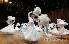 한국 연극계의 큰 별이 지다