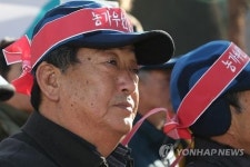 걱정스러운 표정의 농민