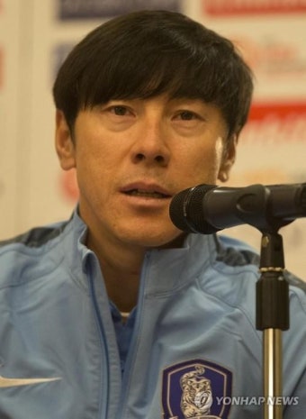 취재진 질문에 답하는 신태용 감독