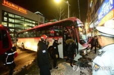 3㎝ 눈에 수원 퇴근길 마비…한시간에 1㎞도 못가(종합)