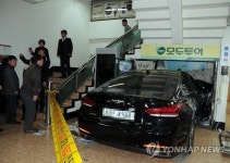 구청 민원실에 노부부 탄 승용차 쾅…급발진 여부 조사