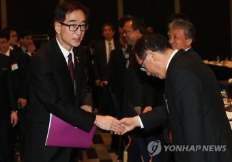 대학 총장들과 인사 하는 이준식 사회부총리