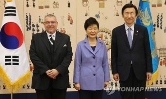 박 대통령과 주한 사이프러스 대사 기념촬영