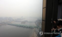 짙은 미세먼지 농도