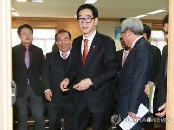 시도교육감 회장단 간담회 마치고 나오는 부총리